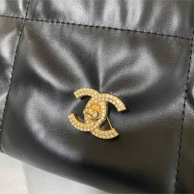 CHANEL(シャネル)の大人気！美品！CHANEL シャネルターンロックストーンブローチ レディースのアクセサリー(ブローチ/コサージュ)の商品写真