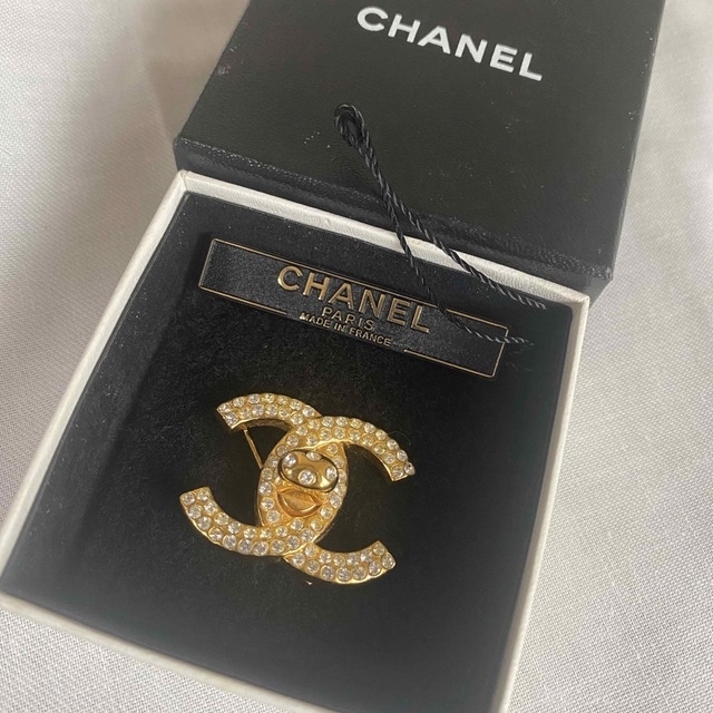 CHANEL(シャネル)の大人気！美品！CHANEL シャネルターンロックストーンブローチ レディースのアクセサリー(ブローチ/コサージュ)の商品写真