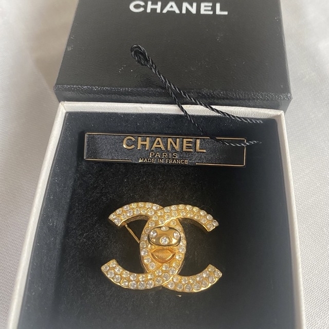 CHANEL(シャネル)の大人気！美品！CHANEL シャネルターンロックストーンブローチ レディースのアクセサリー(ブローチ/コサージュ)の商品写真