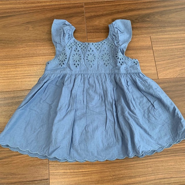 babyGAP(ベビーギャップ)のbaby GAPスカラップアイレットチュニック105cm キッズ/ベビー/マタニティのキッズ服女の子用(90cm~)(ブラウス)の商品写真