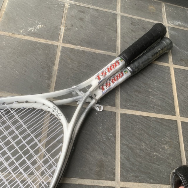 YONEX(ヨネックス)のYONEX   TS100   新品未使用品と中古品　2個セット スポーツ/アウトドアのテニス(ラケット)の商品写真