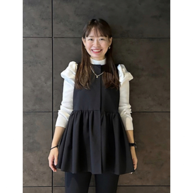 美しい商品価格 YOIHI フリルギャザージレ ブラック 新品未使用