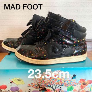 マッドフット(MAD FOOT)の値下げ☆匿名☆MAD FOOT スニーカー箱あり　ハイカット　黒　星柄　エナメル(スニーカー)