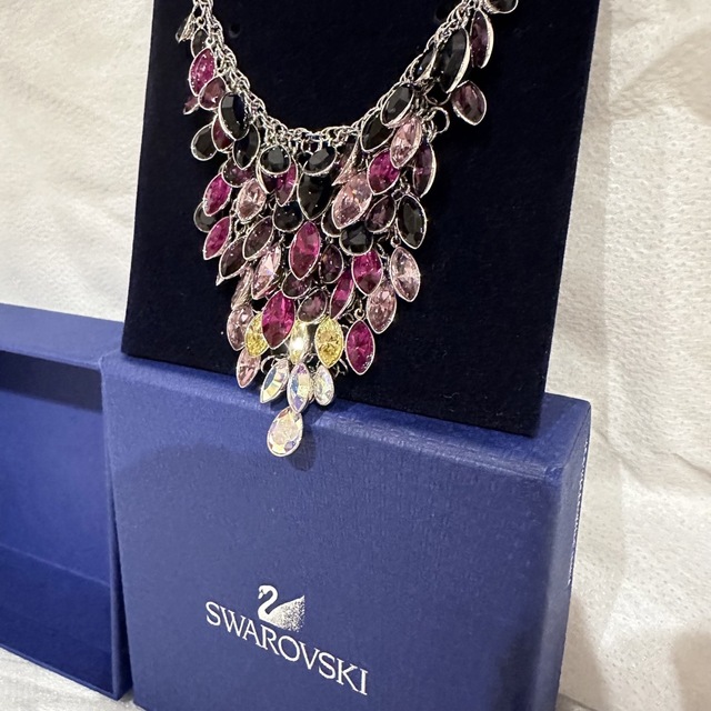 SWAROVSKI(スワロフスキー)のアラレちゃん⭐︎SwarovskiのTody Largeマルチカラーネックレス レディースのアクセサリー(ネックレス)の商品写真