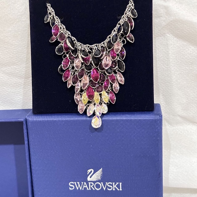 SWAROVSKI(スワロフスキー)のアラレちゃん⭐︎SwarovskiのTody Largeマルチカラーネックレス レディースのアクセサリー(ネックレス)の商品写真