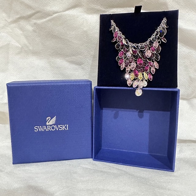 SWAROVSKI(スワロフスキー)のアラレちゃん⭐︎SwarovskiのTody Largeマルチカラーネックレス レディースのアクセサリー(ネックレス)の商品写真