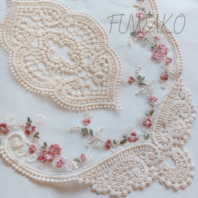 ランチョンマット テーブルクロス 花柄 レース 刺繍 アンティーク 小物置き A ハンドメイドのインテリア/家具(インテリア雑貨)の商品写真