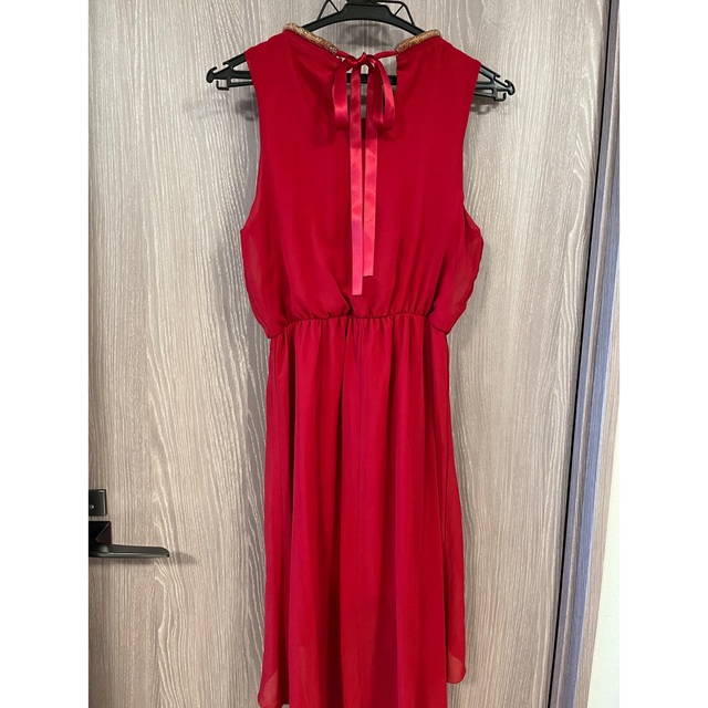 ドレス　レッド　ノースリーブ　アシンメトリー　バックリボン レディースのフォーマル/ドレス(ナイトドレス)の商品写真