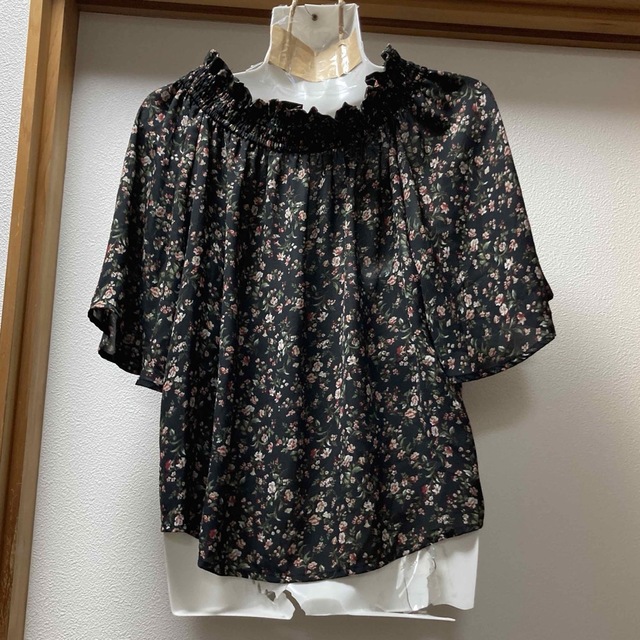 【美品】黒の花柄半袖トップス(Mサイズ) レディースのトップス(カットソー(半袖/袖なし))の商品写真