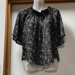 【美品】黒の花柄半袖トップス(Mサイズ)(カットソー(半袖/袖なし))