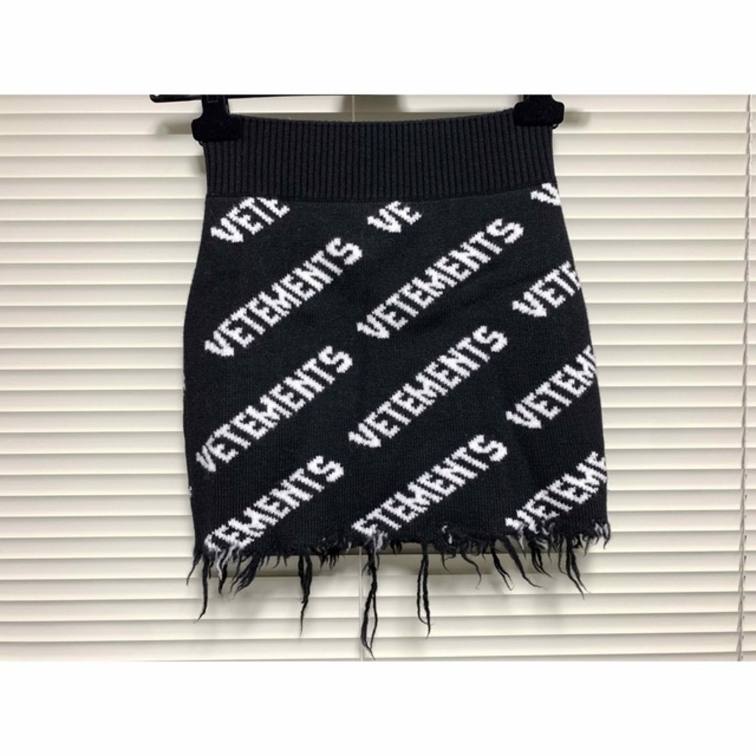 VETEMENTS(ヴェトモン)の新品《 Vetements 》Monogram Skirt & Sweater レディースのスカート(ミニスカート)の商品写真