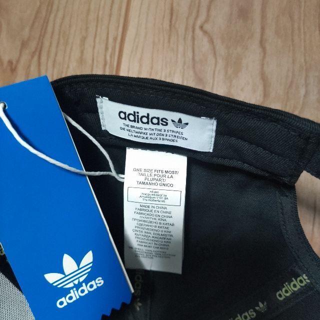 adidas(アディダス)の【新品】adidas Originals キャップ ブラック × ゴールド メンズの帽子(キャップ)の商品写真