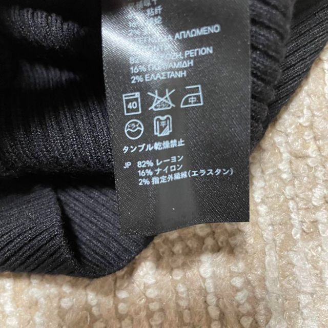 H&M(エイチアンドエム)の2961 H&M 伸縮性ニット 半袖 トップス ちびT ショート丈 黒 ブラック レディースのトップス(カットソー(半袖/袖なし))の商品写真