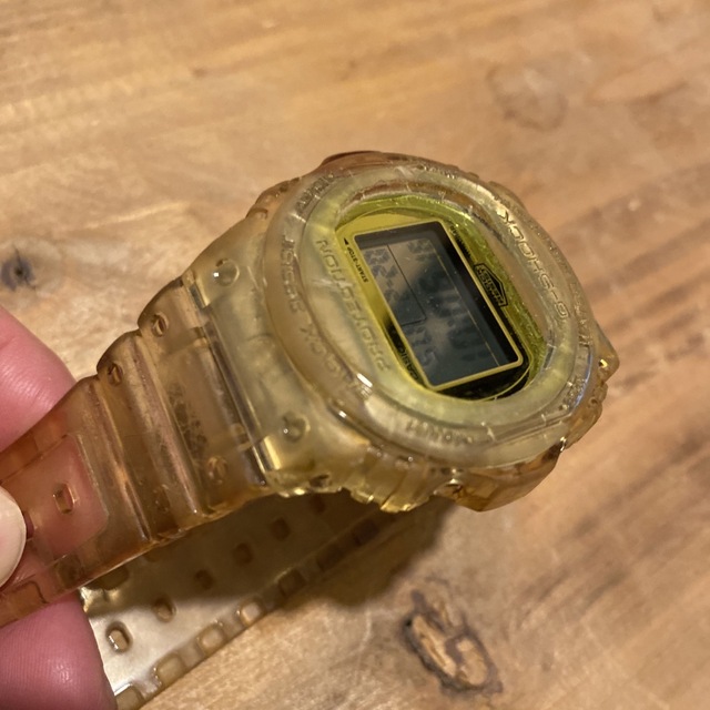 G-SHOCK(ジーショック)のG-SHOCK イルカクジラ　DW5735E 劣化あり　変色あり メンズの時計(腕時計(デジタル))の商品写真