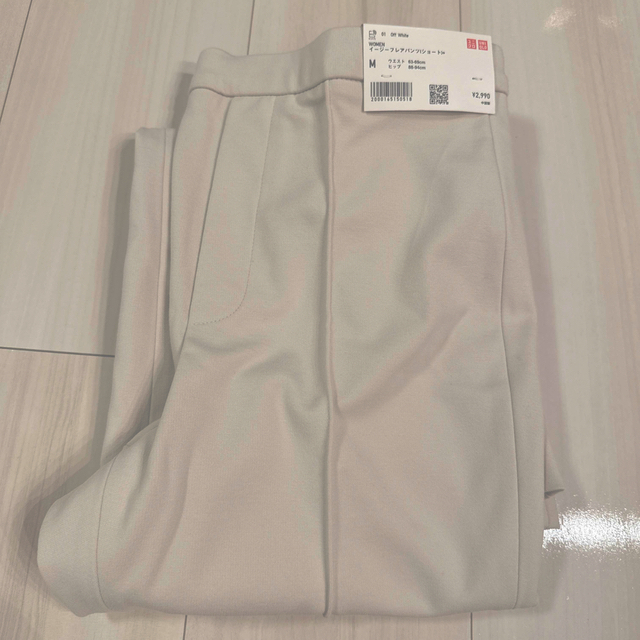 UNIQLO(ユニクロ)の新品　ユニクロ　イージーフレアパンツ丈短め　M レディースのパンツ(カジュアルパンツ)の商品写真