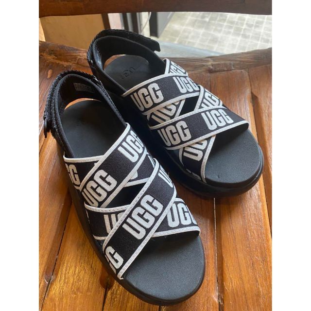完売しました。。。①23.5cm✨展示品✨UGG✨LA CLOUD SANDAL