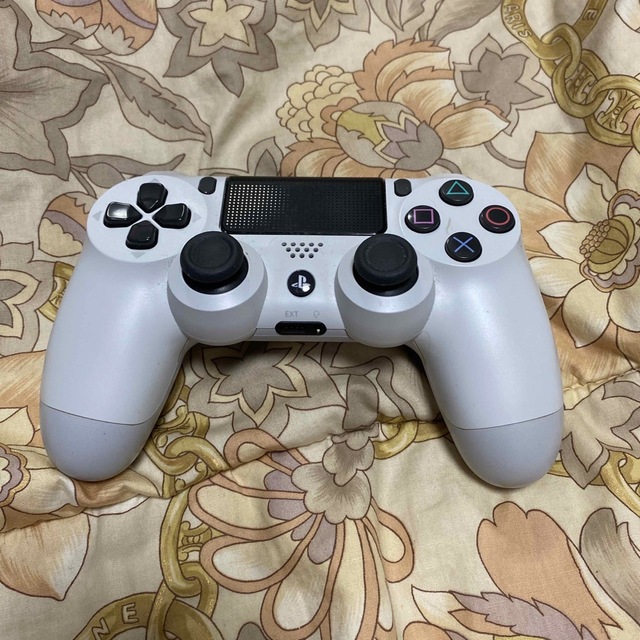 ゲームソフト/ゲーム機本体ワイヤレスコントローラー DUALSHOCK 4 グレイシャー・ホワイト