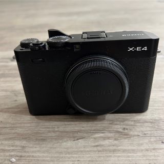 フジフイルム(富士フイルム)の富士フイルム X-E4 ブラック　美品！(ミラーレス一眼)