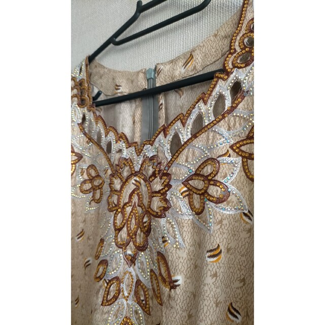 新品 ドバイ ガラベーヤ サテン ゴールド レディースのフォーマル/ドレス(ロングドレス)の商品写真