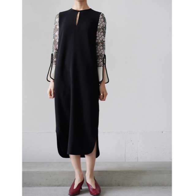 mame(マメ)のFloral Lace Sleeve Dress black × white   レディースのワンピース(ロングワンピース/マキシワンピース)の商品写真