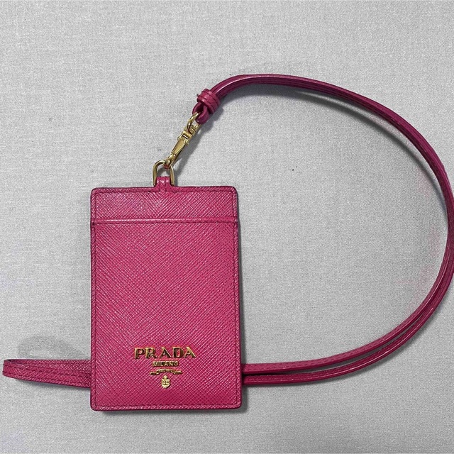 PRADA(プラダ)の美品！定価7万円　パスケース／社員証　PRADA 最終価格 レディースのファッション小物(パスケース/IDカードホルダー)の商品写真