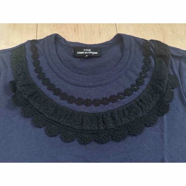 COMME des GARCONS(コムデギャルソン)のコムデギャルソン 花刺繍 Tシャツ (紺) レディースのトップス(Tシャツ(半袖/袖なし))の商品写真