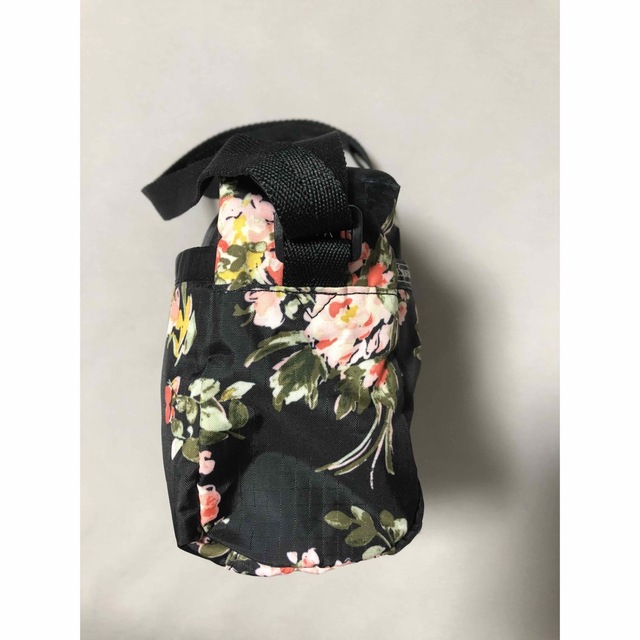 LeSportsac(レスポートサック)のレスポートサック　クロスボディ　ガーデンローズ　花柄　ショルダーバッグ  黒 レディースのバッグ(ショルダーバッグ)の商品写真