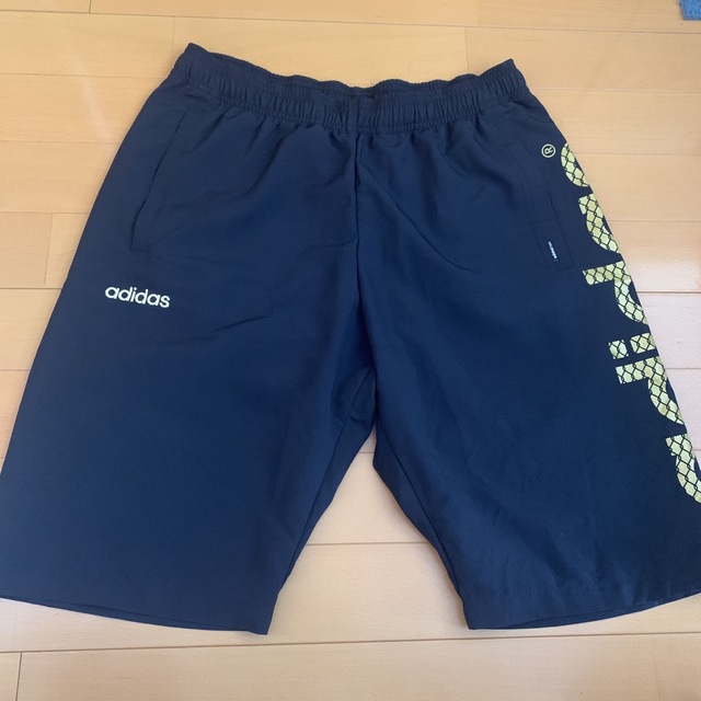 adidas(アディダス)の［新品、未使用］adidas  ハーフパンツ　ブラック&ゴールド　M メンズのパンツ(ショートパンツ)の商品写真