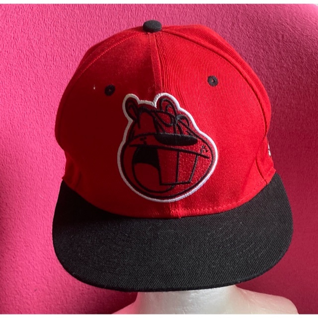 Neff(ネフ)の海外直輸入激レアキャップ【NEFF　ネフ】スナップバック 黒赤カラー帽子CAP メンズの帽子(キャップ)の商品写真