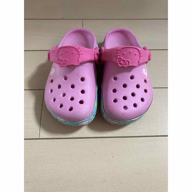 crocs(クロックス)のクロックス　キティちゃんのサンダル　6c7 キッズ/ベビー/マタニティのベビー靴/シューズ(~14cm)(サンダル)の商品写真