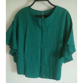 ジーユー(GU)の◎81様専用　　　　GU レディーストップス フリル袖　洋服　服(シャツ/ブラウス(半袖/袖なし))