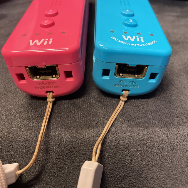 Wii(ウィー)のWiiリモコン ブルー ピンク エンタメ/ホビーのゲームソフト/ゲーム機本体(その他)の商品写真