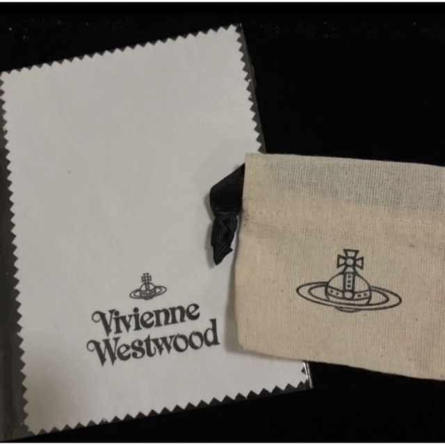 Vivienne Westwood(ヴィヴィアンウエストウッド)のヴィヴィアン　ラインストーンスタッズピアス　ガンメタ×クリア レディースのアクセサリー(ピアス)の商品写真