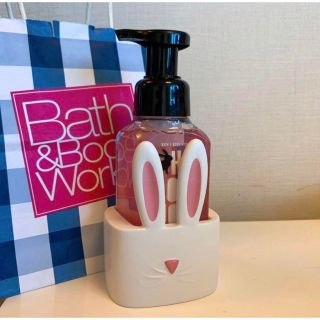 バスアンドボディーワークス(Bath & Body Works)の【新品】バスアンドボディワークス ソープホルダー バニー(キーホルダー)