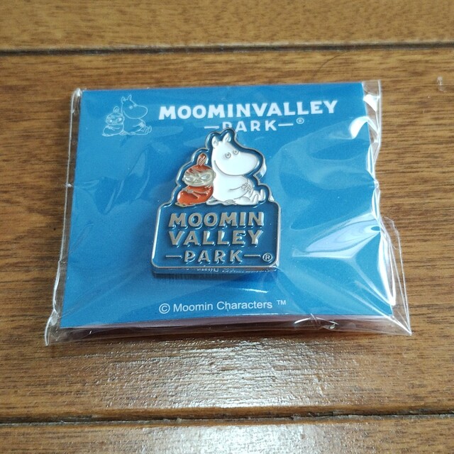 MOOMIN(ムーミン)の【非売品・新品】ムーミンバレーパーク限定ピンバッジ エンタメ/ホビーのおもちゃ/ぬいぐるみ(キャラクターグッズ)の商品写真