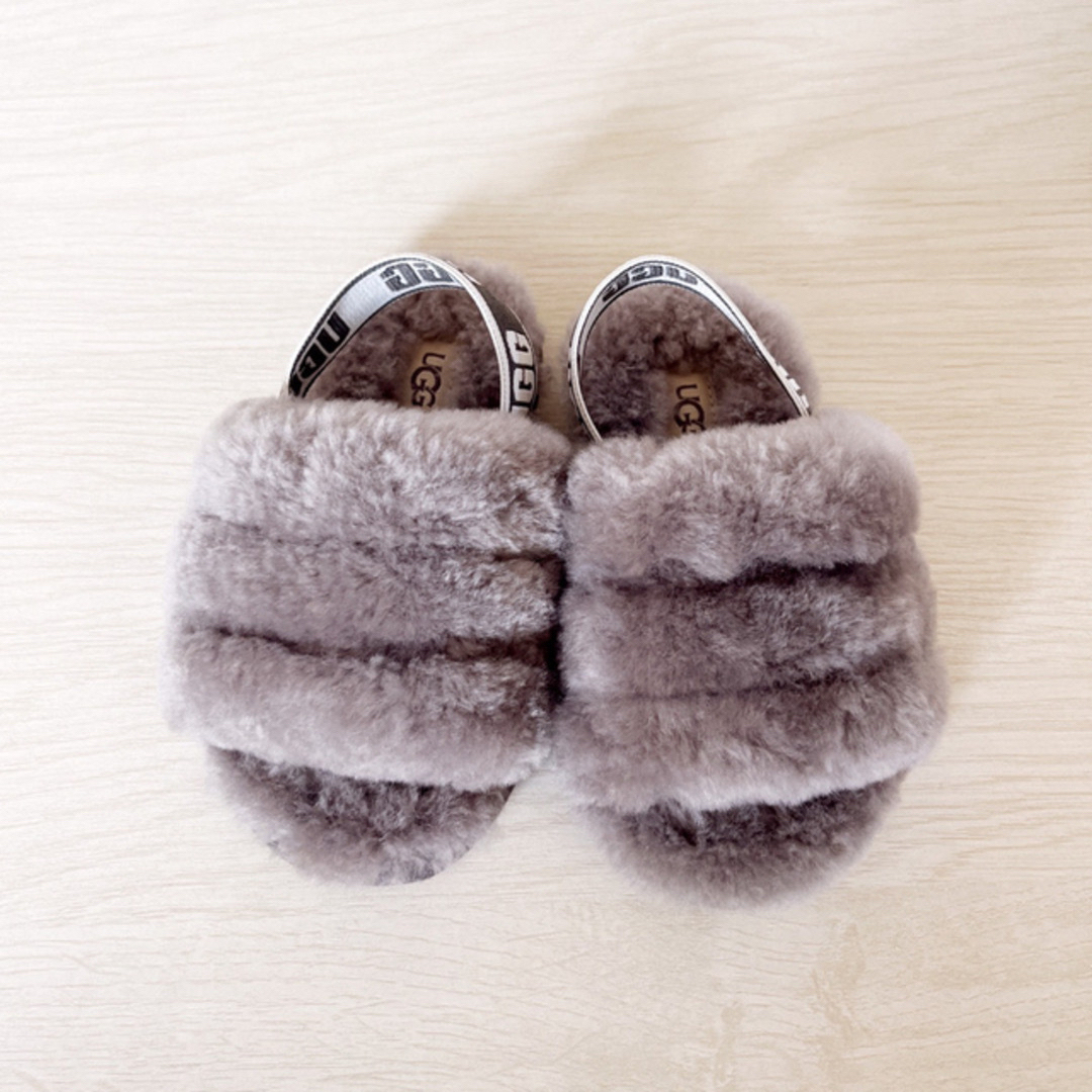 UGG(アグ)のUGG トドラー　15cm ファーサンダル キッズ/ベビー/マタニティのキッズ靴/シューズ(15cm~)(サンダル)の商品写真