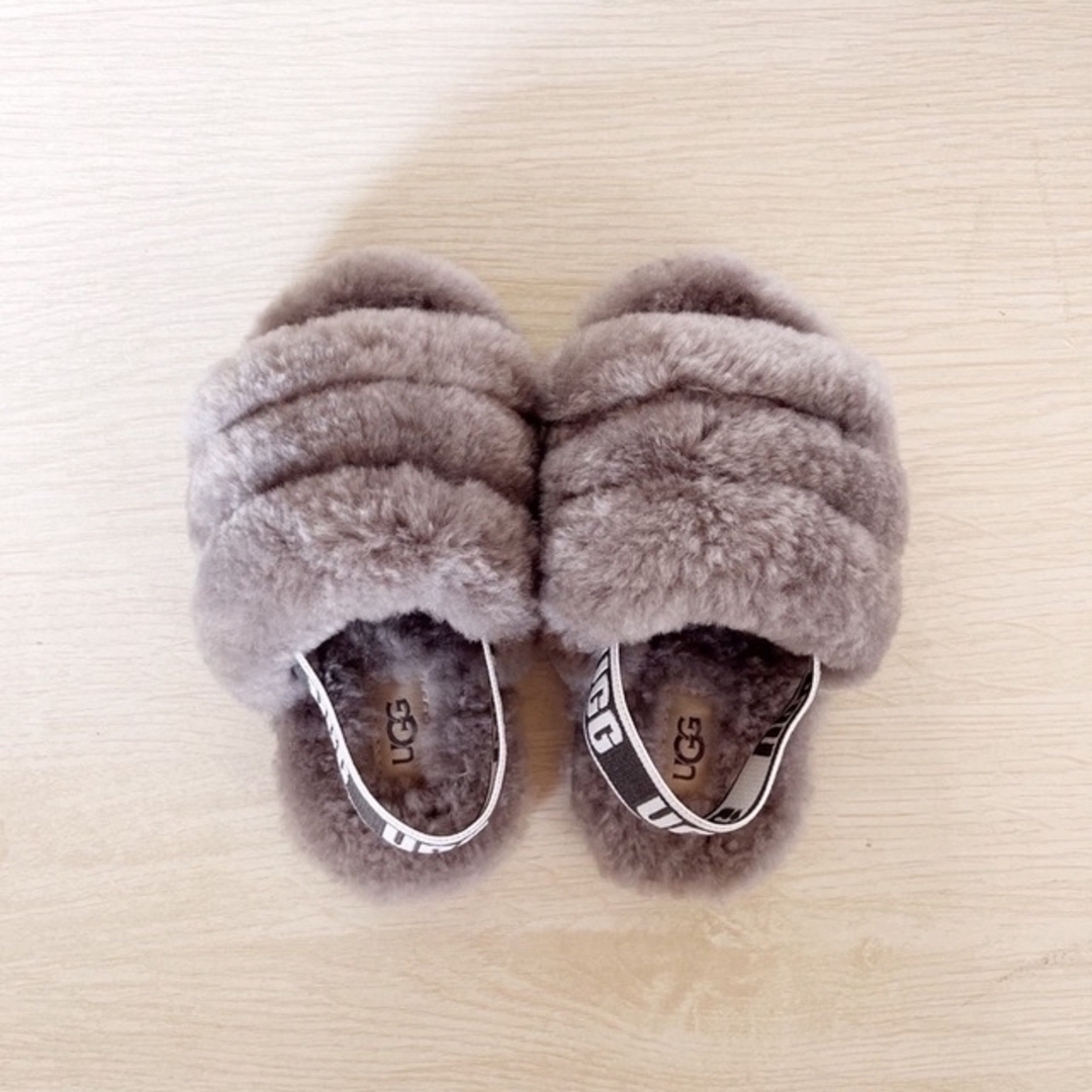 UGG(アグ)のUGG トドラー　15cm ファーサンダル キッズ/ベビー/マタニティのキッズ靴/シューズ(15cm~)(サンダル)の商品写真