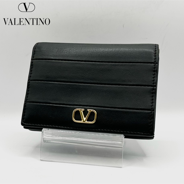 VALENTINO(ヴァレンティノ)の極美品 VALENTINO レザー 二つ折り財布 Vロゴ シグネチャー ブラック レディースのファッション小物(財布)の商品写真