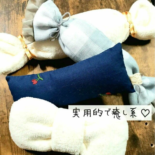 ＊さくらんぼ刺繍のリストレスト＊　ネイビー　手首枕　マウス　PC　疲れ軽減 ハンドメイドの文具/ステーショナリー(その他)の商品写真