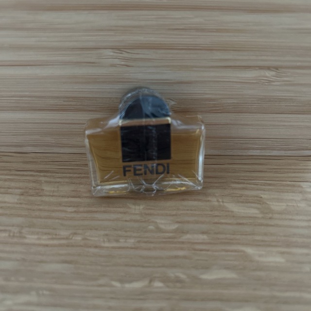 FENDI(フェンディ)のお値引きします！FENDI  オードトワレ　5ml コスメ/美容の香水(香水(女性用))の商品写真