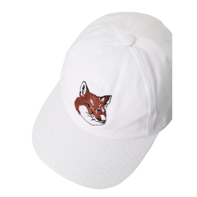 MAISON KITSUNE'(メゾンキツネ)の【UNISEX】LARGE FOX HEAD EMBROIDERY 6Pキャップ メンズの帽子(キャップ)の商品写真