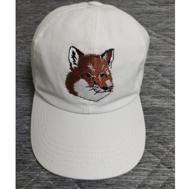 MAISON KITSUNE'(メゾンキツネ)の【UNISEX】LARGE FOX HEAD EMBROIDERY 6Pキャップ メンズの帽子(キャップ)の商品写真