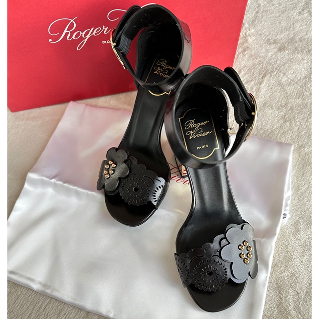 ROGER VIVIER(ロジェヴィヴィエ)の最終価格！新品未使用！ロジェヴィヴィエ　フラワーレザーサンダル レディースの靴/シューズ(サンダル)の商品写真