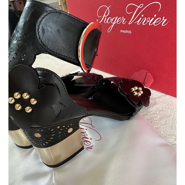 ROGER VIVIER(ロジェヴィヴィエ)の最終価格！新品未使用！ロジェヴィヴィエ　フラワーレザーサンダル レディースの靴/シューズ(サンダル)の商品写真