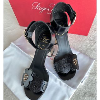 ロジェヴィヴィエ(ROGER VIVIER)の最終価格！新品未使用！ロジェヴィヴィエ　フラワーレザーサンダル(サンダル)