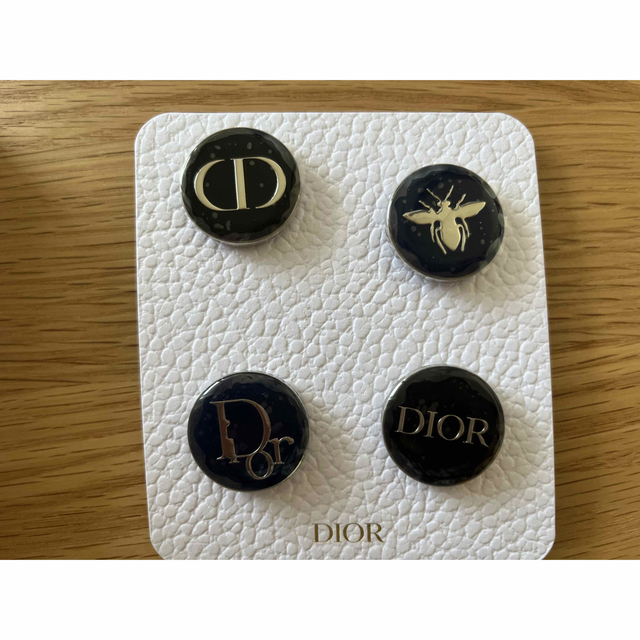 Christian Dior(クリスチャンディオール)のノベルティ　ピンバッジ エンタメ/ホビーのコレクション(ノベルティグッズ)の商品写真