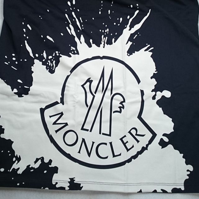 MONCLER(モンクレール)の●新品/正規品● MONCLER 水しぶき & 袖ロゴ  Tシャツ キッズ/ベビー/マタニティのキッズ服女の子用(90cm~)(Tシャツ/カットソー)の商品写真