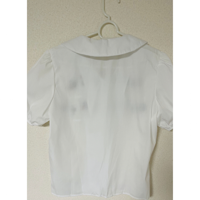 刺繍つきのホワイトシャツ レディースのトップス(Tシャツ(半袖/袖なし))の商品写真
