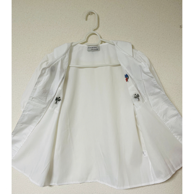 刺繍つきのホワイトシャツ レディースのトップス(Tシャツ(半袖/袖なし))の商品写真