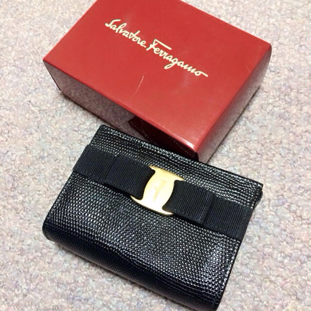 FERRAGAMO - 鑑定済♡正規品ヴァラ型♡レーザーポーチ